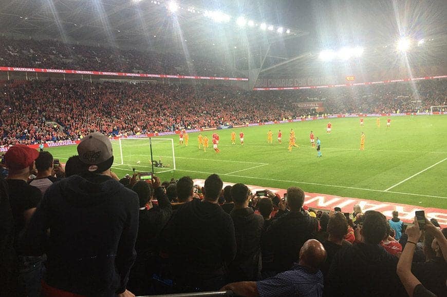 Cerdd 'Mewn Dau Gae Pêl-droed' gan Osian Rhys Jones