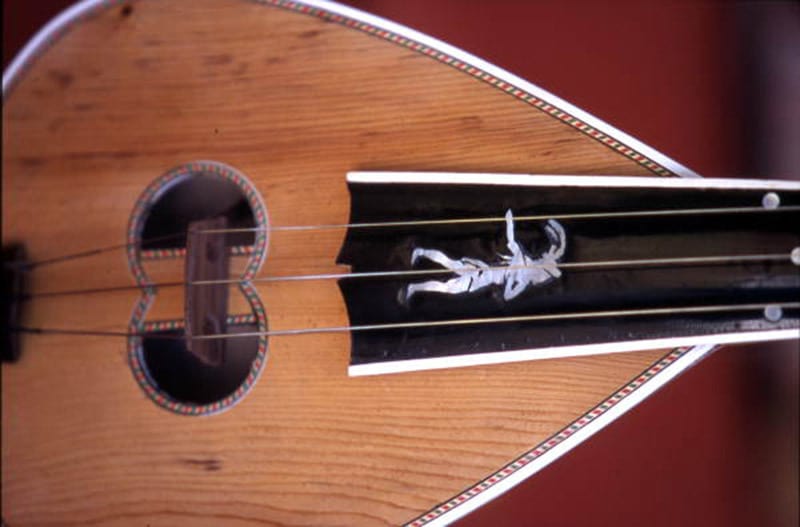 A yw telyneg angen bod mewn mydr ac odl? neu ei chanu gyda lyra?